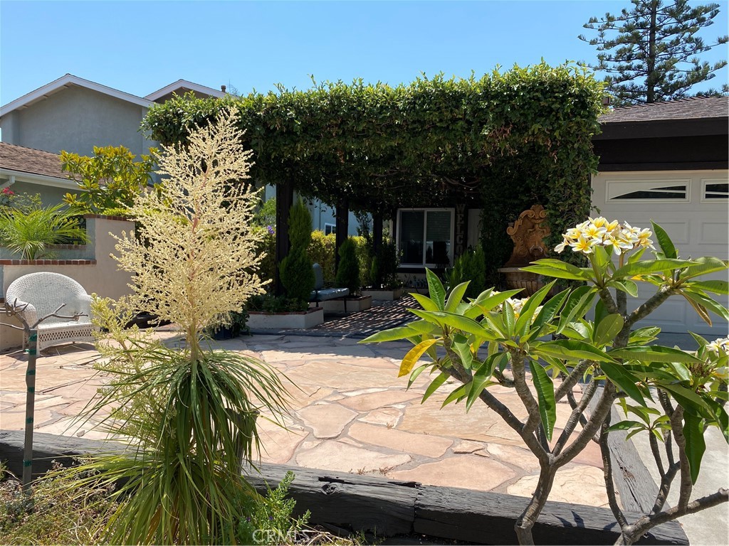 MLS #OC25171415 image #1