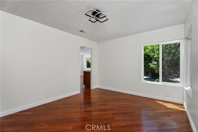 MLS #OC25173403 image #9