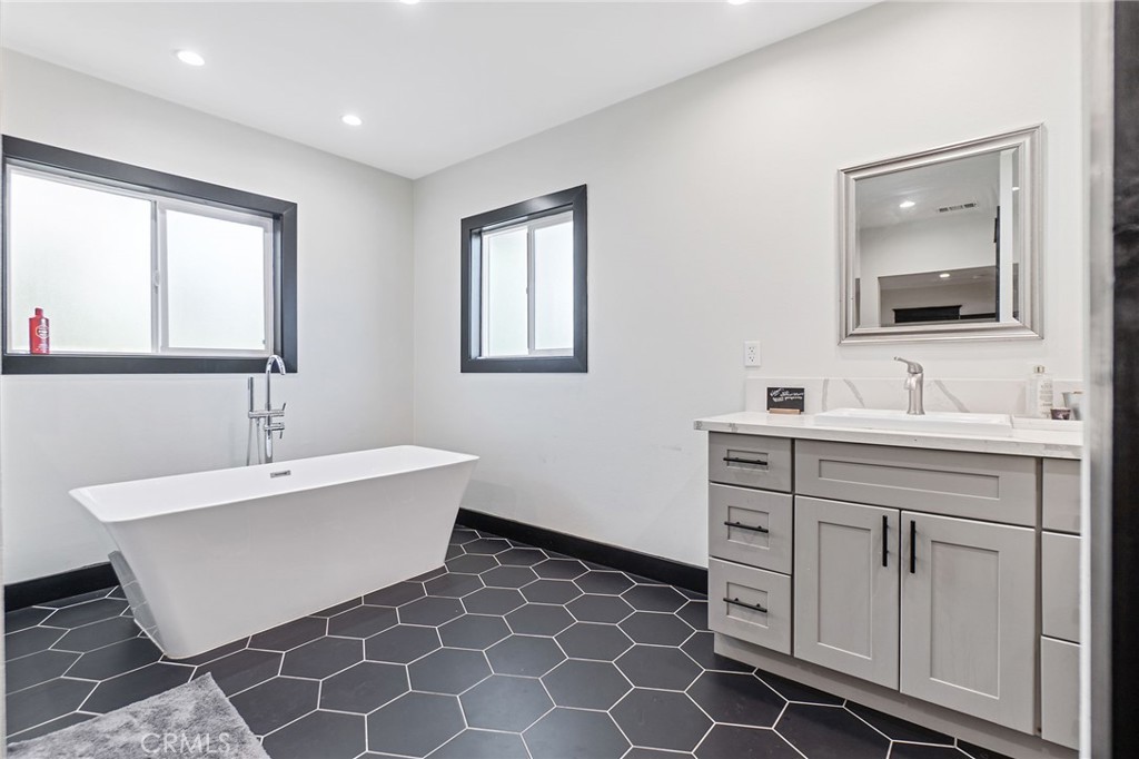 MLS #OC25176241 image #17