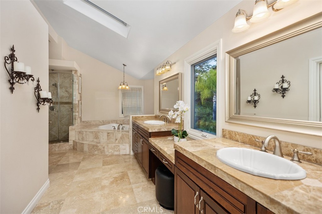 MLS #OC25176261 image #24