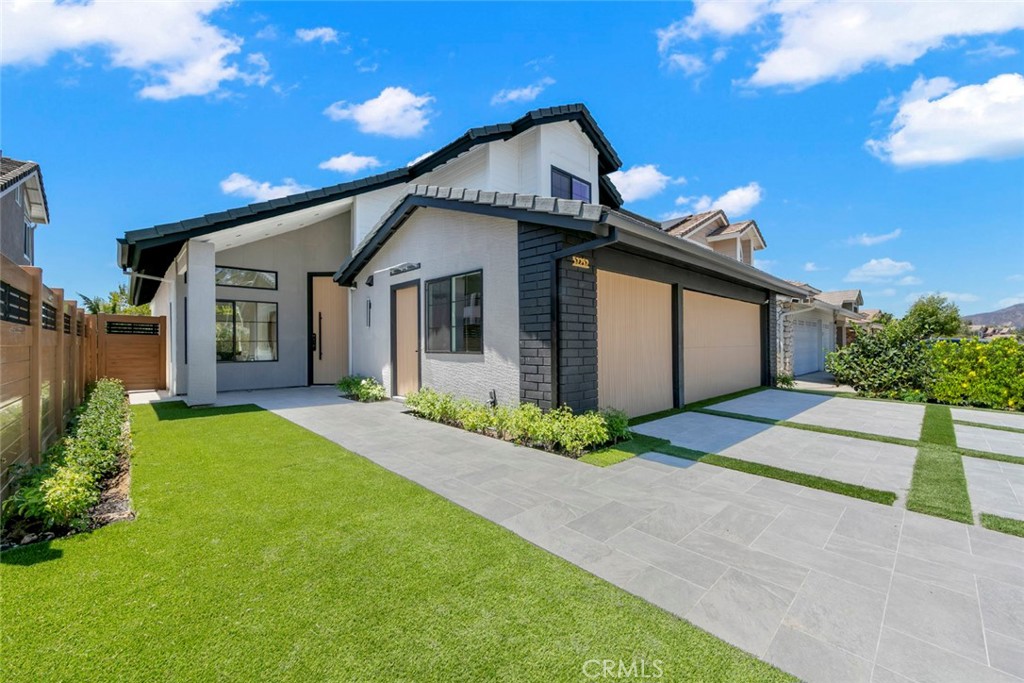 MLS #OC25176637 image #1