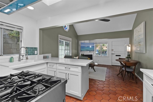 MLS #OC25176735 image #9