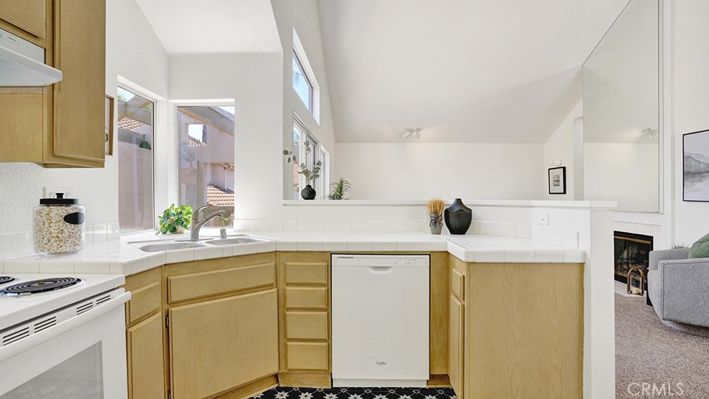 MLS #OC25176886 image #9