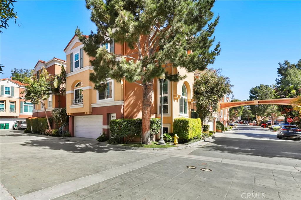 MLS #OC25177599 image #1