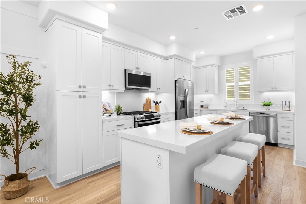 MLS #OC25177708 image #1