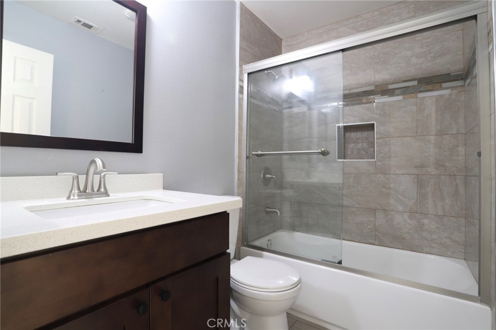 MLS #OC25178618 image #1