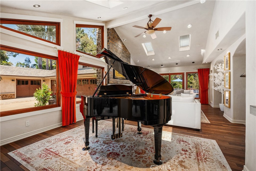 MLS #OC25179557 image #24