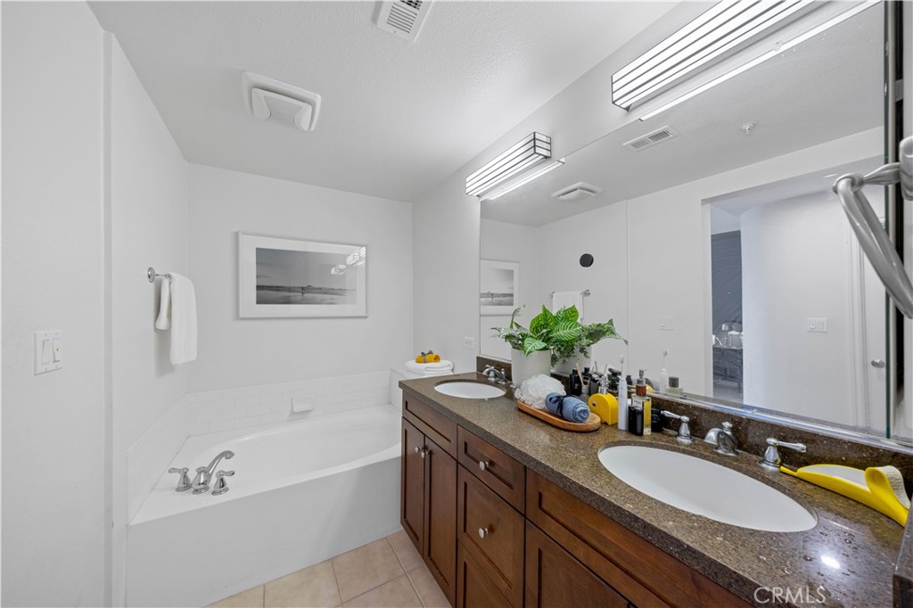 MLS #OC25180107 image #17