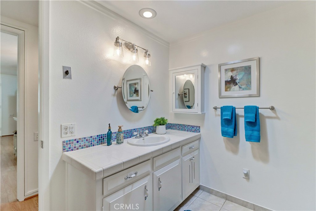 MLS #OC25180319 image #24