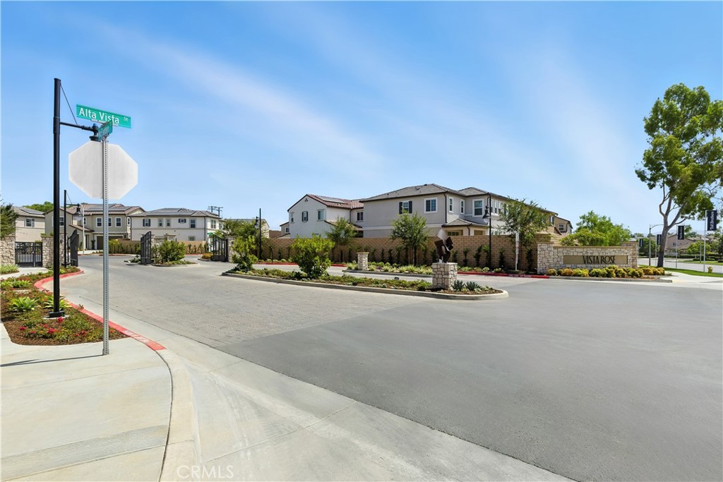 MLS #OC25181231 image #10