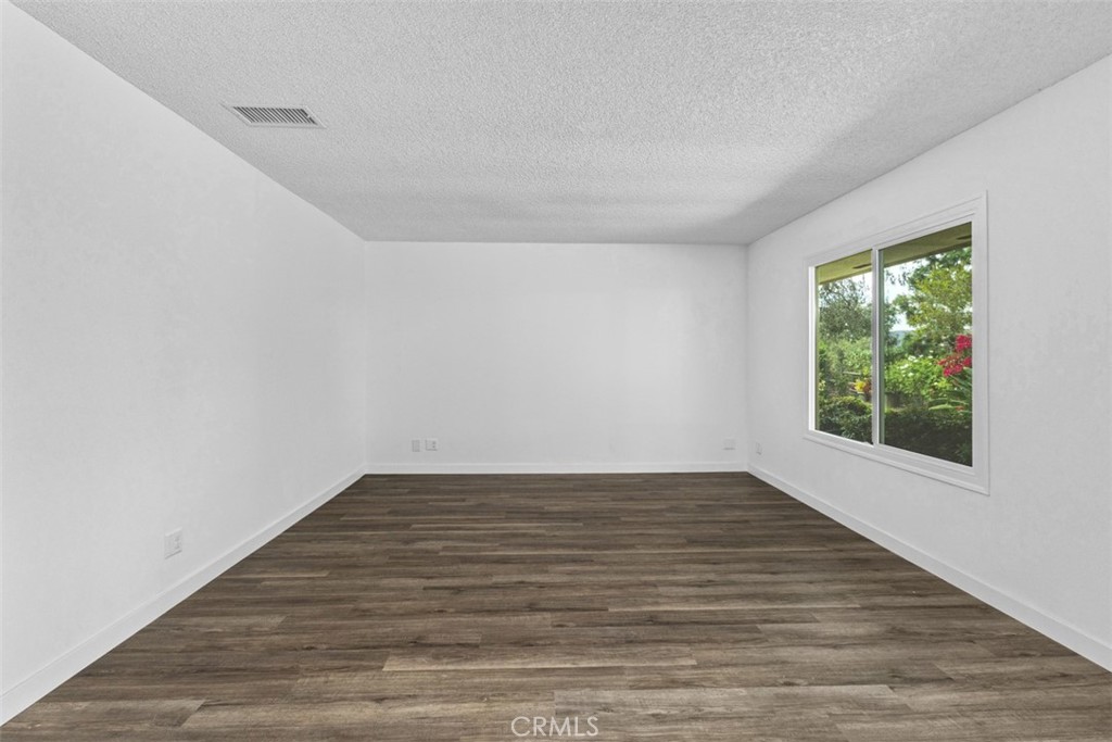 MLS #OC25181847 image #10