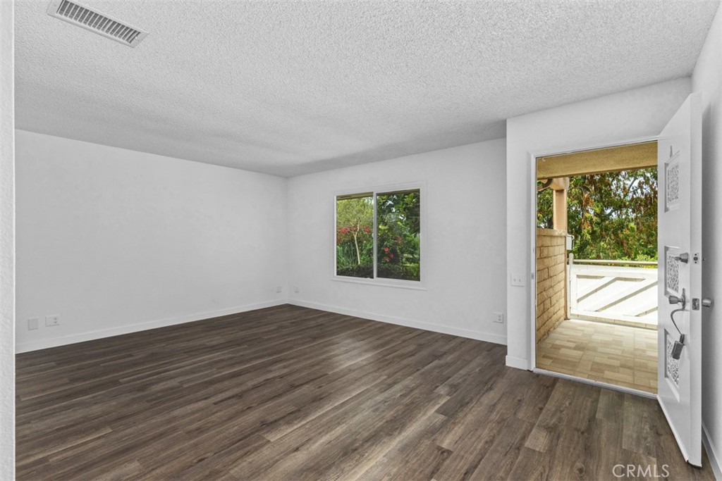 MLS #OC25181847 image #12