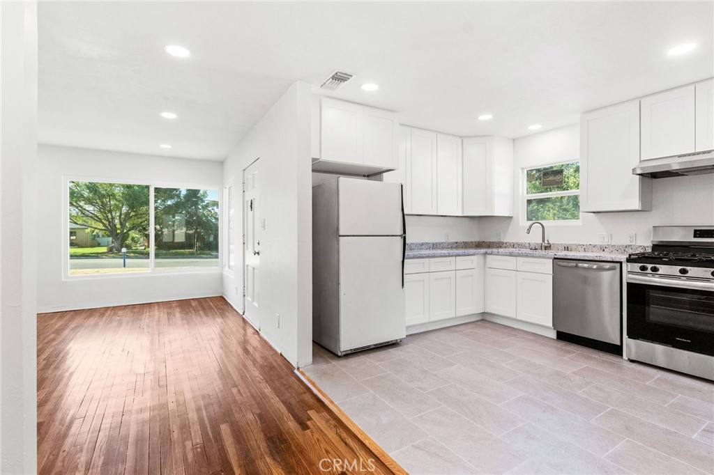 MLS #OC25182001 image #9