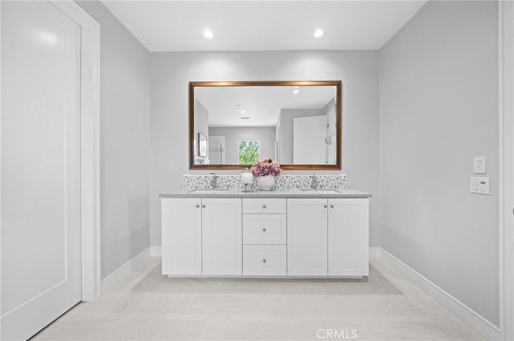 MLS #OC25182658 image #23