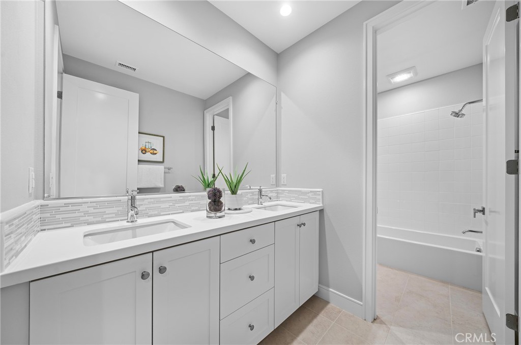 MLS #OC25182658 image #27