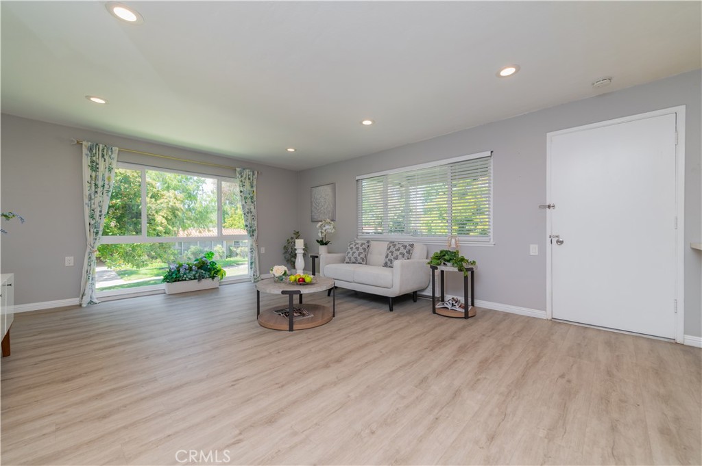 MLS #OC25182948 image #2