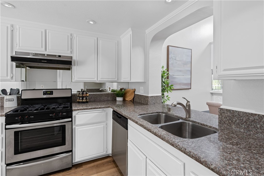 MLS #OC25185643 image #11