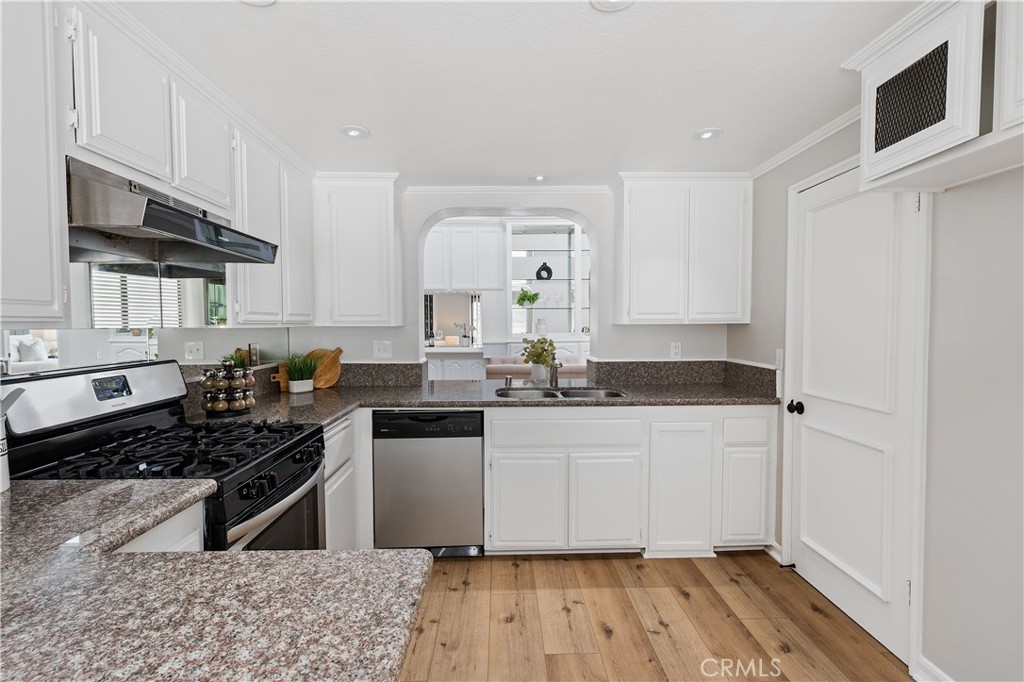 MLS #OC25185643 image #15