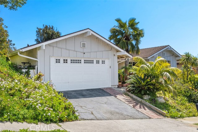 MLS #OC25190867 image #1