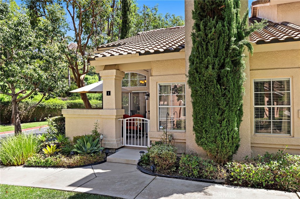 MLS #OC25191368 image #1