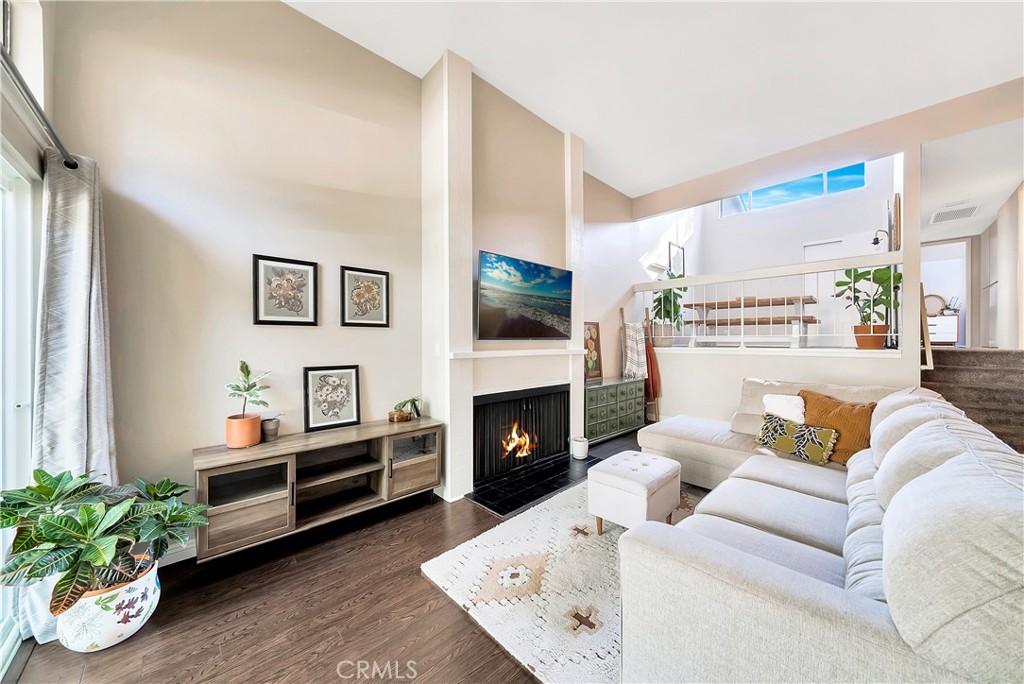 MLS #OC25193048 image #1