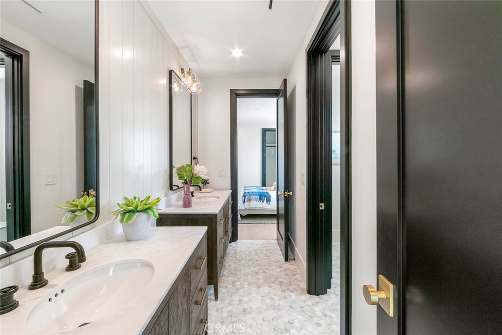 MLS #OC25193118 image #34