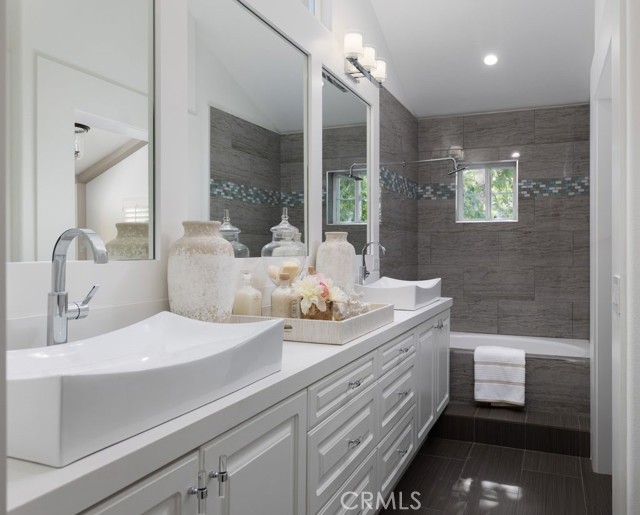 MLS #OC25193732 image #22