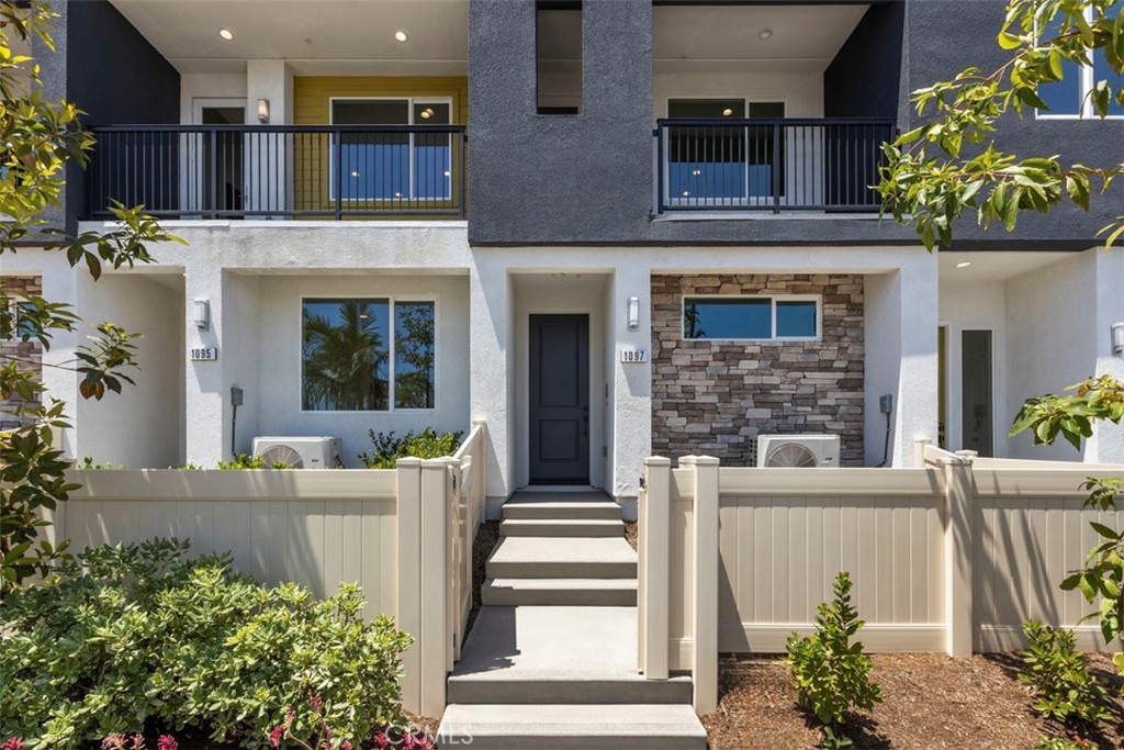 MLS #OC25193772 image #1