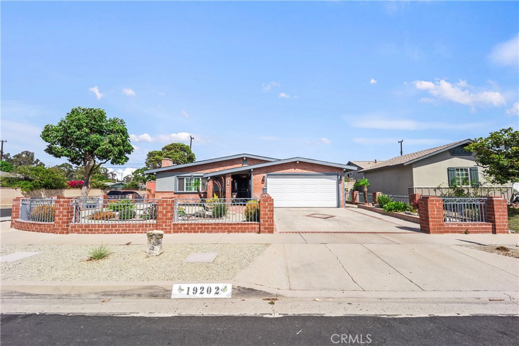 MLS #OC25198883 image #1