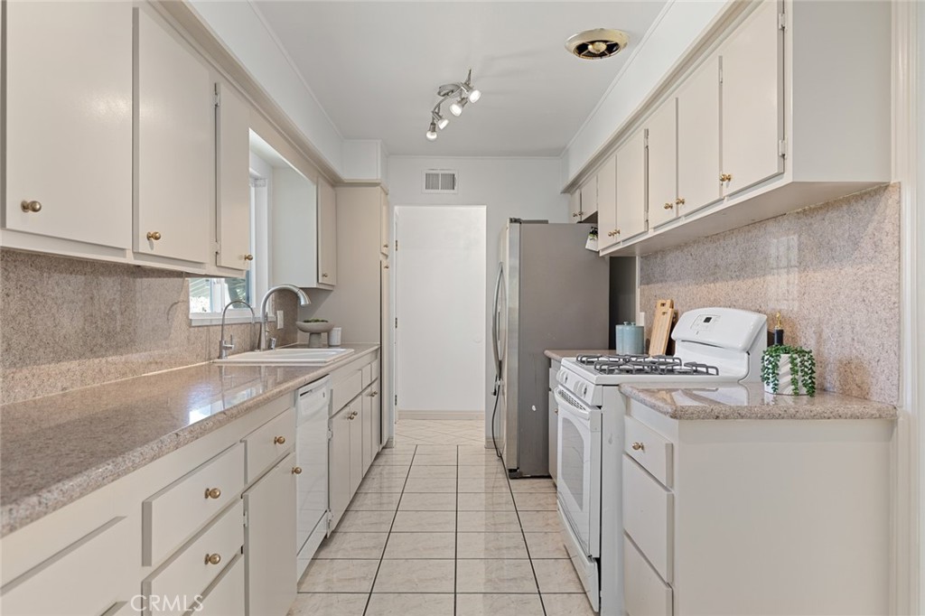 MLS #OC25200068 image #15