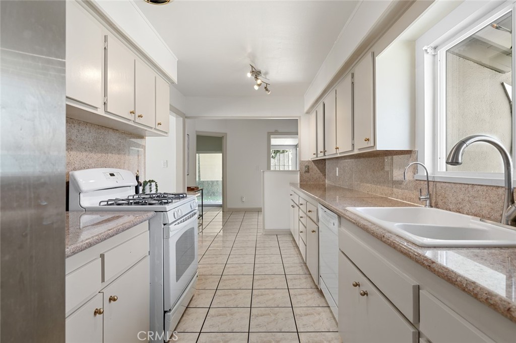 MLS #OC25200068 image #16