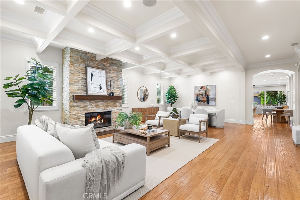 MLS #OC25200481 image #2