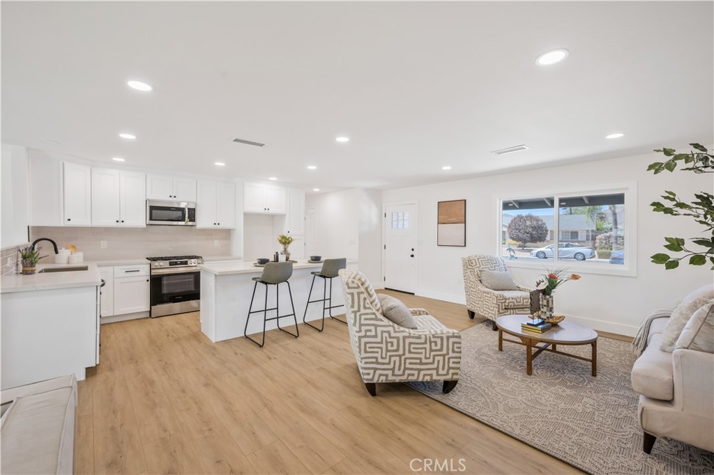 MLS #OC25200560 image #0