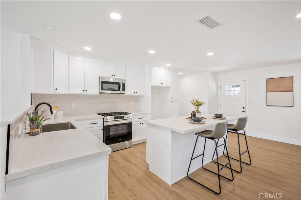 MLS #OC25200560 image #1