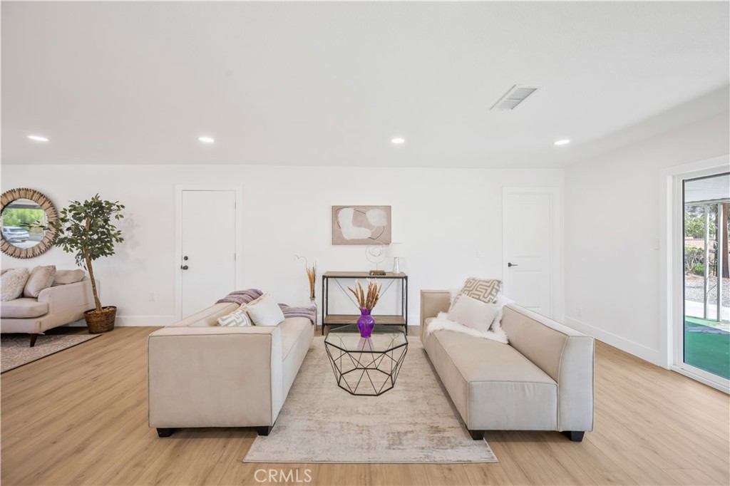 MLS #OC25200560 image #10