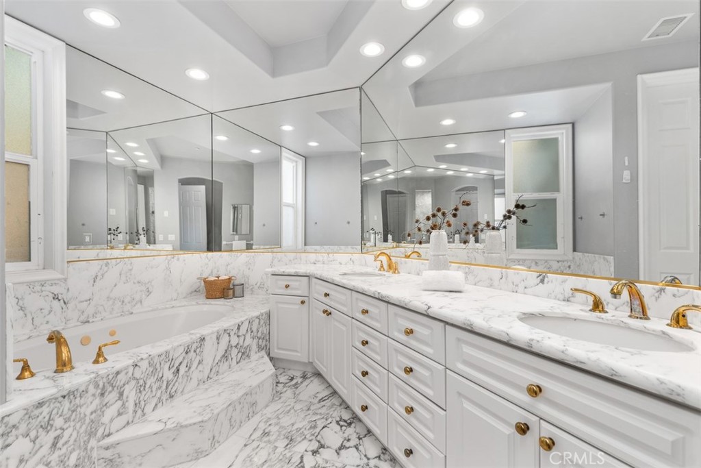 MLS #OC25200585 image #21