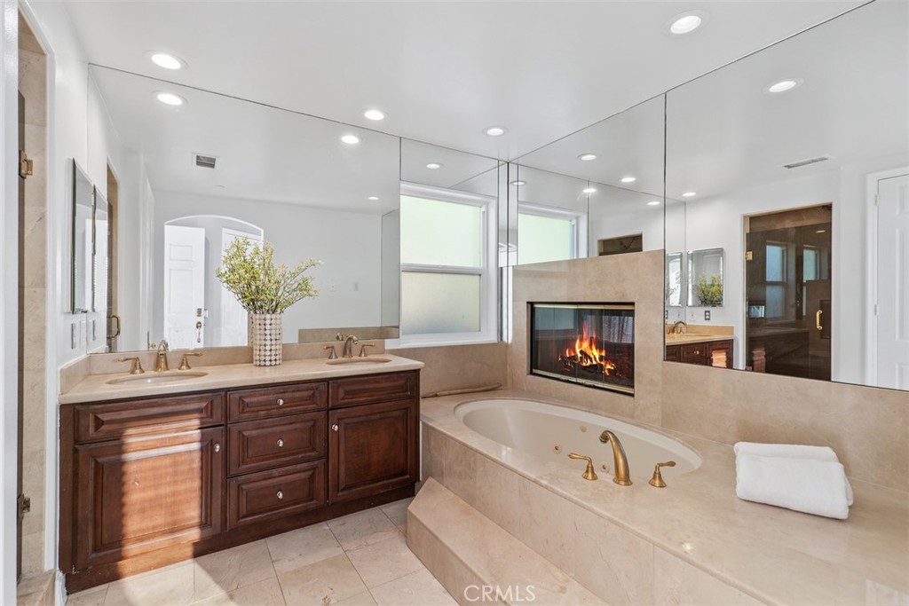 MLS #OC25200585 image #33