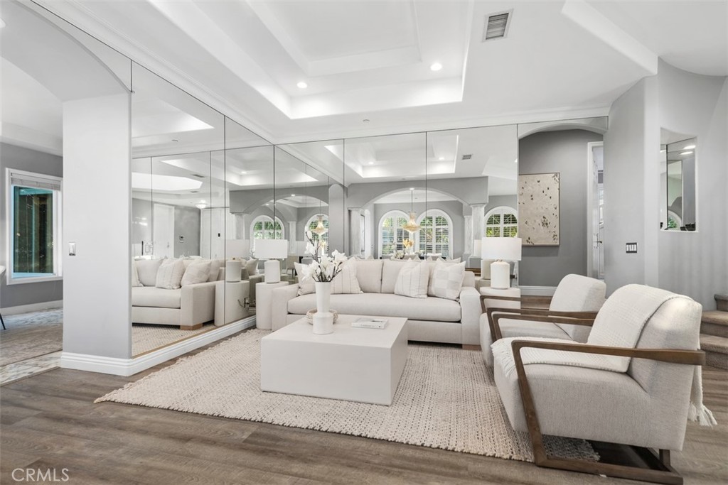 MLS #OC25200585 image #5