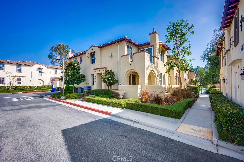 MLS #OC25201107 image #1