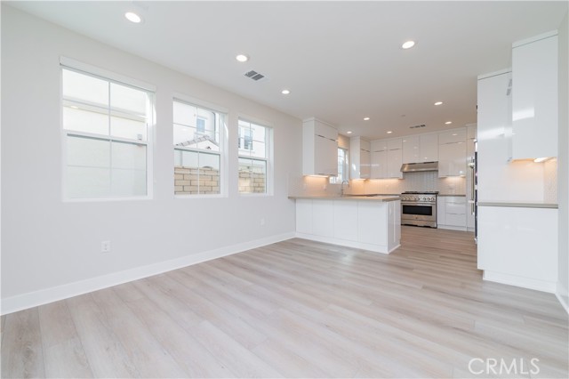 MLS #OC25201628 image #8