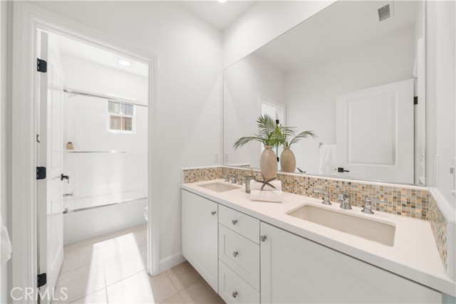 MLS #OC25202122 image #30