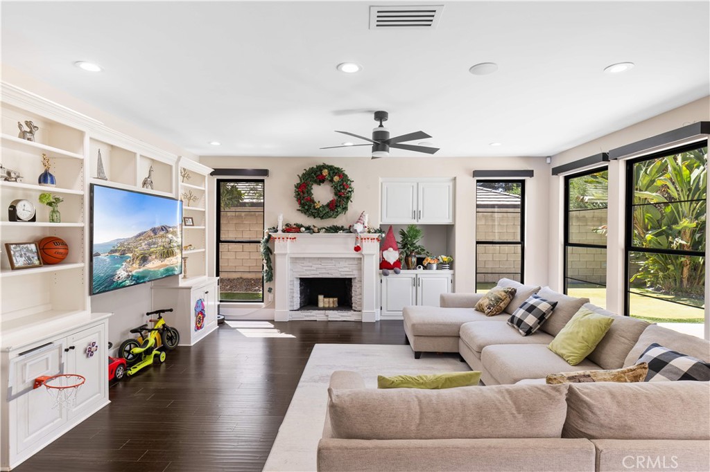 MLS #OC25214722 image #15