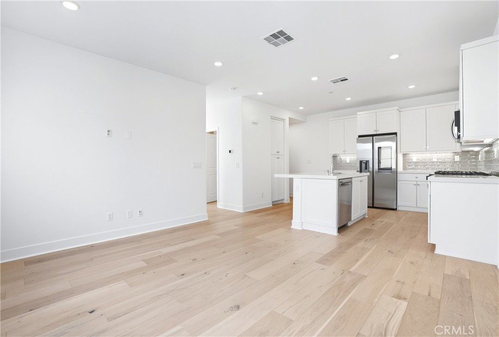 MLS #OC25215922 image #4