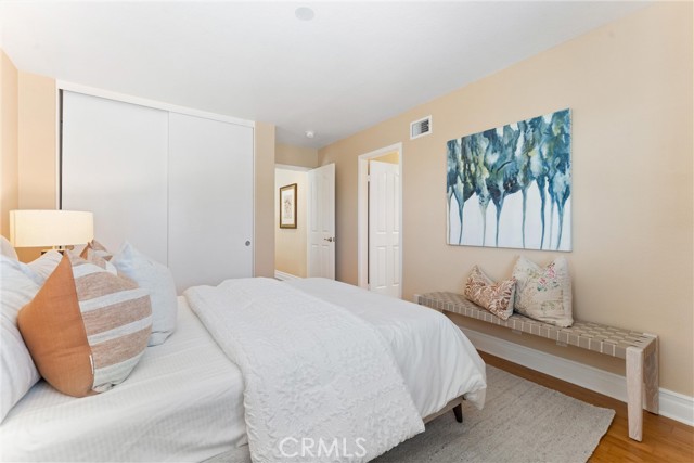 MLS #OC25220088 image #36