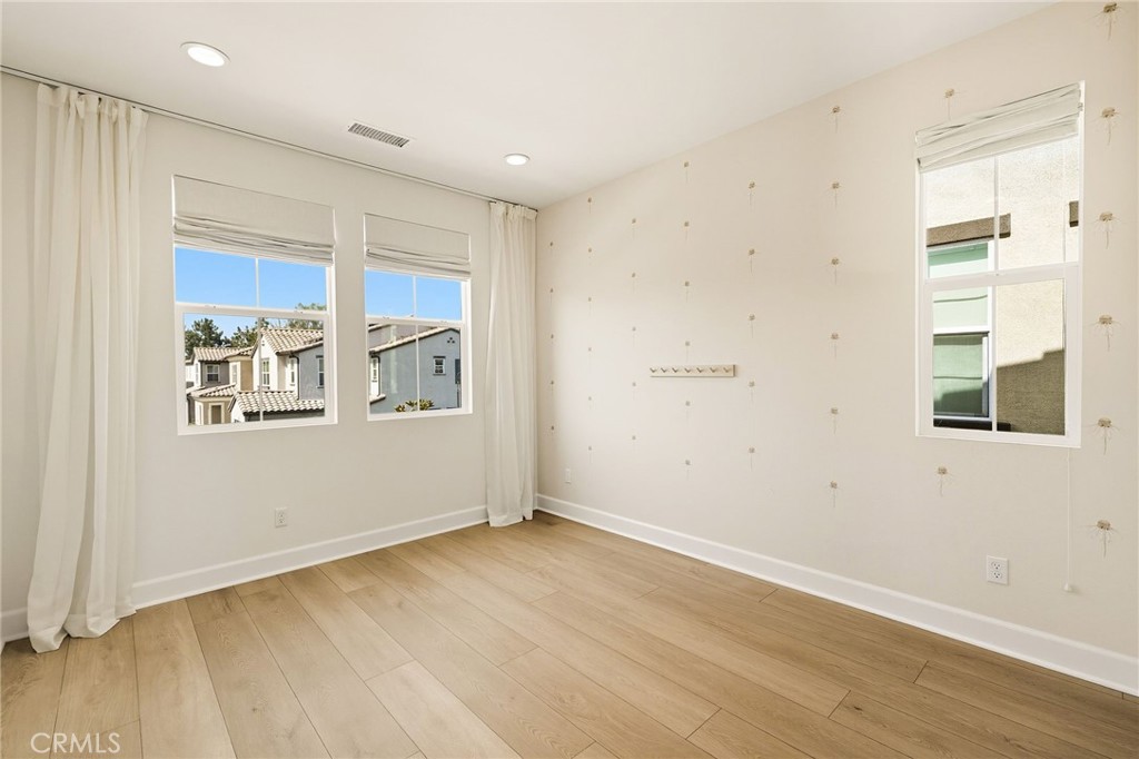 MLS #OC25220233 image #31