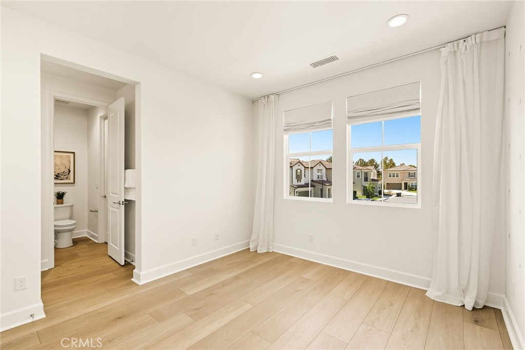 MLS #OC25220233 image #32