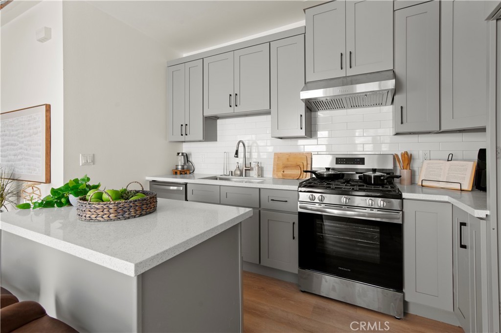 MLS #OC25220398 image #0