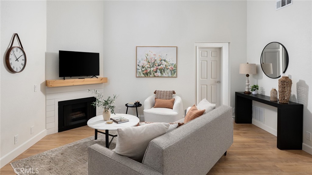 MLS #OC25220430 image #8