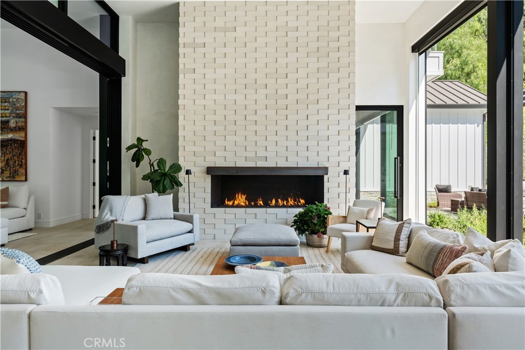 MLS #OC25221101 image #9