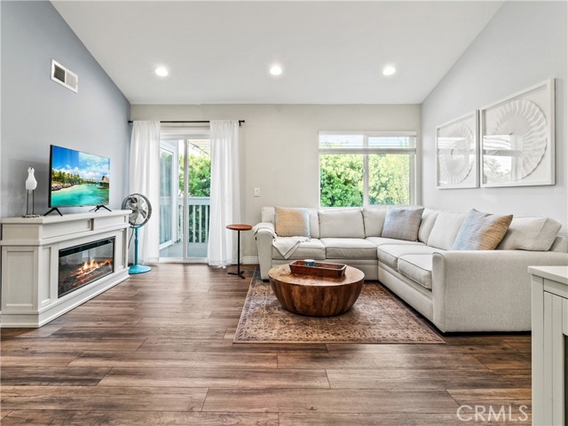 MLS #OC25221187 image #1